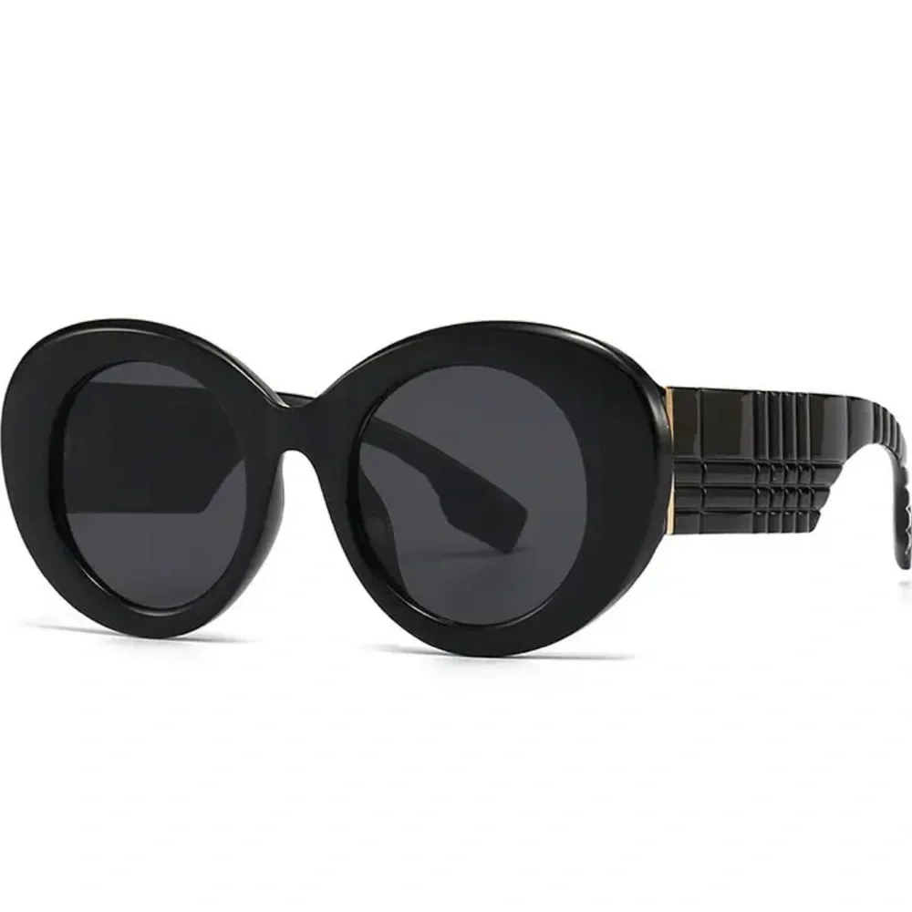 Gradient Round Black Sunglasses with gold arm detail